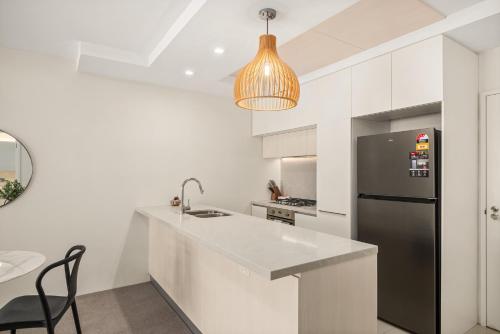 Kuchyň nebo kuchyňský kout v ubytování Chic West End Stay with Gym & Pool Access