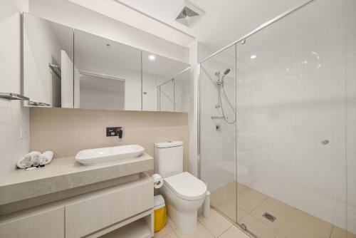 Koupelna v ubytování Chic West End Stay with Gym & Pool Access