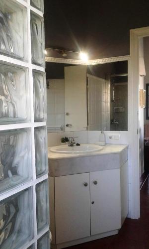 a bathroom with a sink and a mirror at Nachetes 1 in Cala Blanca