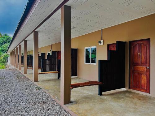 a row of stalls in a building with a bench at บ้านสวนวารินทร์ in Ban Na Nian