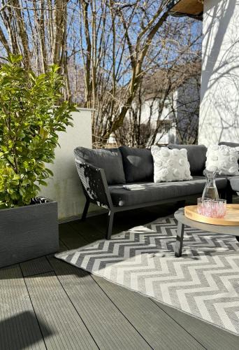 a living room with a couch and a coffee table at Teddis Traubing in Tutzing