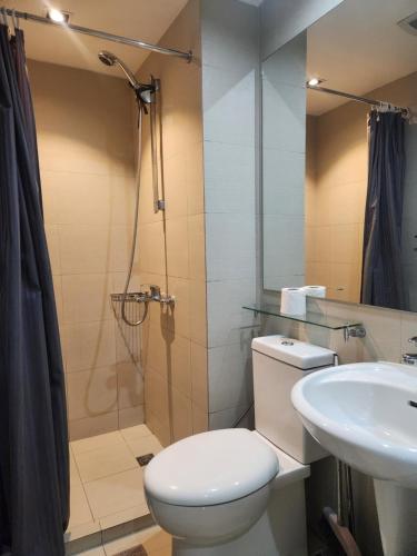 un bagno con wc, lavandino e doccia di Azure Staycation Philippines by AMRS Near Manila International Airport a Manila