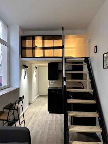 Cette chambre comprend une mezzanine avec un escalier. dans l'établissement L'hypercentral - 4 Chapeaux, à Lyon