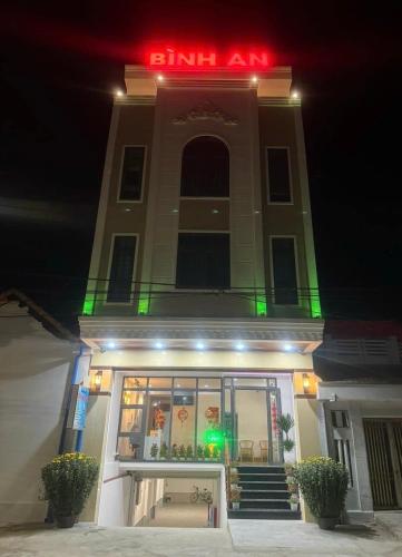 a building with a lit up sign on top of it at Nhà nghỉ Bình An in Ðông Tác (1)