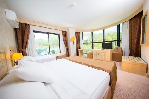 Postel nebo postele na pokoji v ubytování Eldar Resort Hotel
