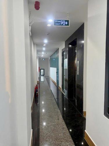 a hallway in a building with a sign on the ceiling at Nhà nghỉ Bình An in Ðông Tác (1)