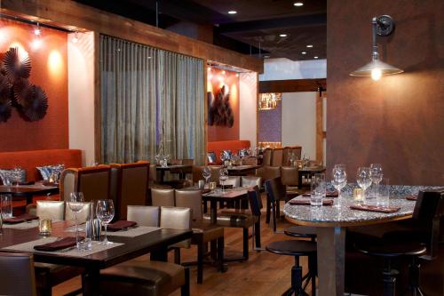 Restaurace v ubytování Renaissance St. Louis Airport Hotel