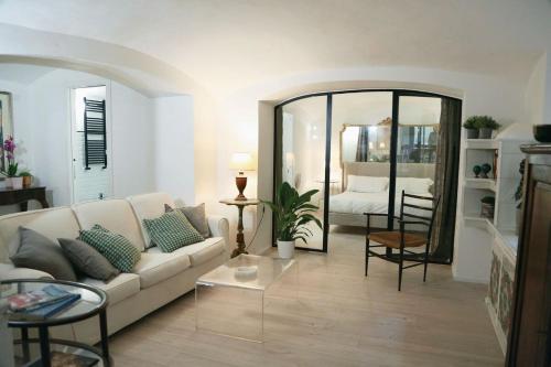 Spacious & Quiet Miracle in Trastevere