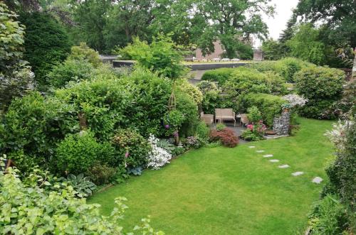 una vista aérea de un jardín con flores y arbustos en Ferienwohnung am Campus, en Oldenburg