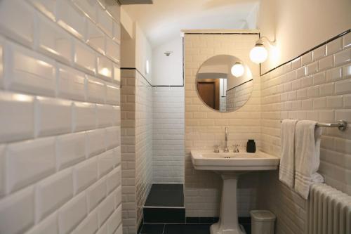 Spacious & Quiet Miracle in Trastevere