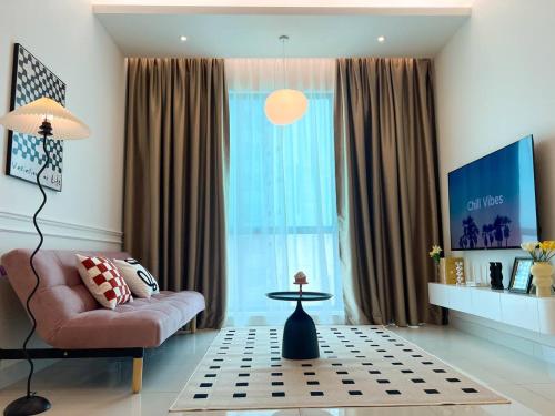 uma sala de estar com um sofá e uma janela grande em Greenfield Residence Sunway Pyramid em Kuala Lumpur