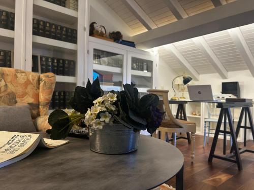 a living room with a table with a potted plant on it at CR Hanami House Boutique in Navaconcejo
