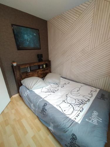 un lit dans un coin d'une pièce dans l'établissement Odyssey, à Saint-Valery-en-Caux