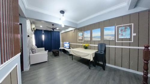 Kampong Arabにある6-13pax, Duplex Sea View Suitesのテーブル、椅子、ソファが備わる客室です。