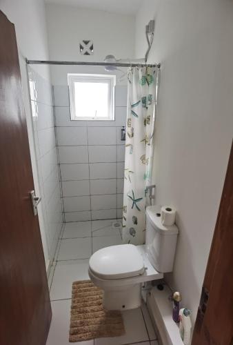 Salle de bains dans l'établissement Modern 3-Bedroom Apartment with Gym, Pool and Basketball Court in Buxton Point, Mombasa