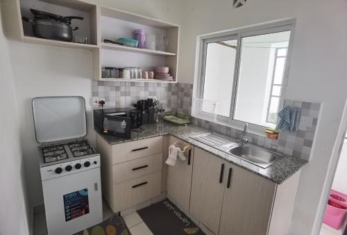Cuisine ou kitchenette dans l'établissement Modern 3-Bedroom Apartment with Gym, Pool and Basketball Court in Buxton Point, Mombasa