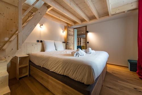 圣索林达尔沃Appartement neuf en hyper centre station - 8/9 personnes的房间里有一张大床的卧室