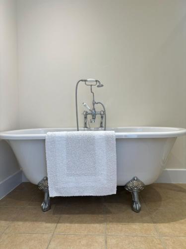 Vannituba majutusasutuses Charming Country Cottage with Lovely Views