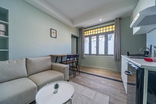 un salon avec un canapé et une table dans l'établissement Cocon T2 dans le centre d'Aix, à Aix-en-Provence