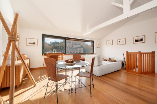 un salon avec une table et un canapé dans l'établissement Maison Tendat, à Albi