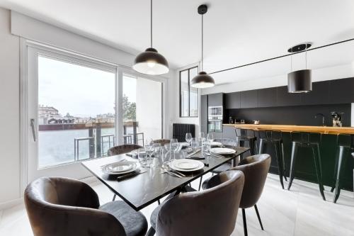 une salle à manger avec une table et des chaises dans l'établissement La Minérale, à Annemasse