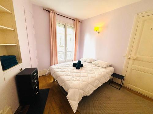 Postel nebo postele na pokoji v ubytování Appartement Tour Eiffel Chapu