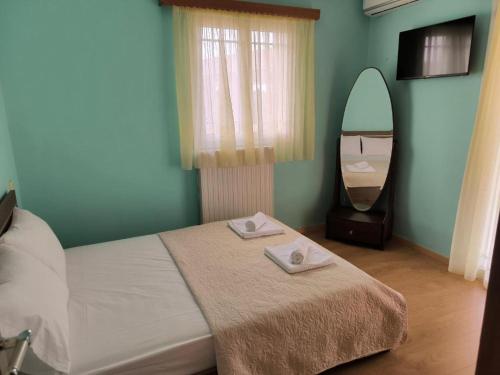 苏卡雷斯Villa Marina Tsoukalades的一间卧室配有一张带镜子和水槽的床