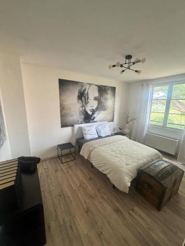 une chambre avec un lit et un tableau au mur dans l'établissement Entièrement rénové, à Saint-Laurent-de-la-Salanque