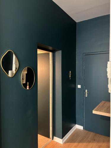 - une salle de bains avec deux miroirs sur le mur dans l'établissement Le Charmant - Proche Gare, à Villeurbanne