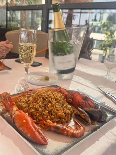 une assiette de nourriture sur une table avec un verre de vin dans l'établissement Entièrement rénové, à Saint-Laurent-de-la-Salanque