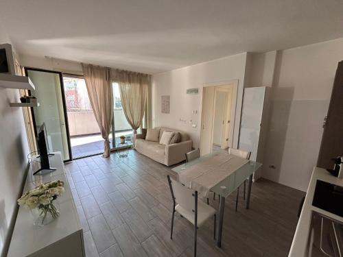 a living room with a table and a couch at Bilocale Lissone - Stazione in Lissone