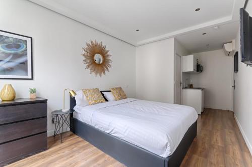 une chambre avec un lit et une télévision dans l'établissement TBS 310 - Elegant studio near Marais district, à Paris
