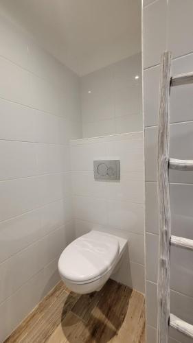 d'une salle de bains blanche avec toilettes d'angle. dans l'établissement Joli T2 climatisé bord de mer tout équipé, à Saint-Mandrier-sur-Mer