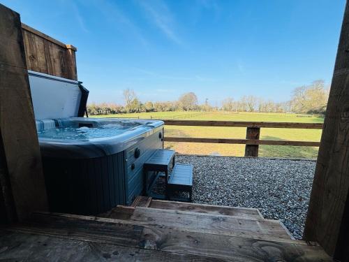 Fotografie z fotogalerie ubytování The Hideaway Cabin with Hot Tub v destinaci Naas