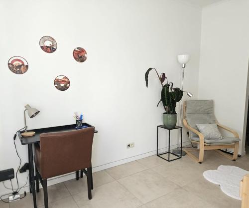 a living room with a desk and a chair at Proche du centre de Bruxelles, Atomium,Tour&Taxi,ING Arena in Brussels