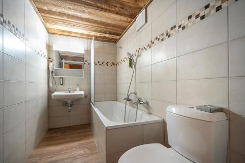 Koupelna v ubytování Hôtel Le Grand Chalet