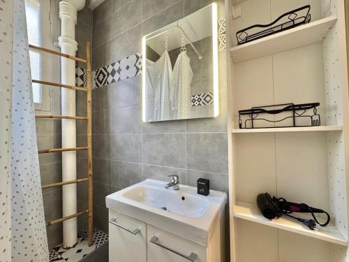 a bathroom with a sink and a mirror at ⁂ 600m port tramway clim wifi in Nice