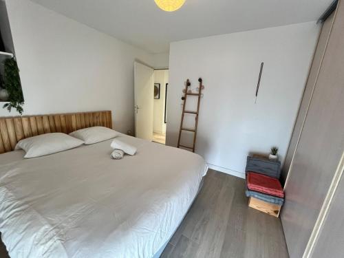 ヴェルトゥにあるBEAUTOUR VERTOU 4 people Wi-Fi TV 1 parking spaceのベッドルーム(大きな白いベッド1台、はしご付)
