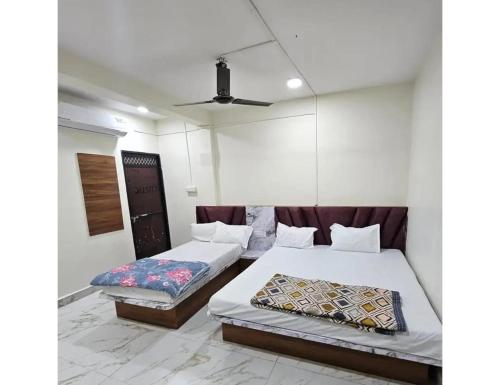 Ένα ή περισσότερα κρεβάτια σε δωμάτιο στο Shri Ganesha Guest House, Omkareshwar