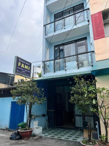 een gebouw met een bord aan de zijkant bij Nhà Nghỉ FAMI in Ho Chi Minh-stad