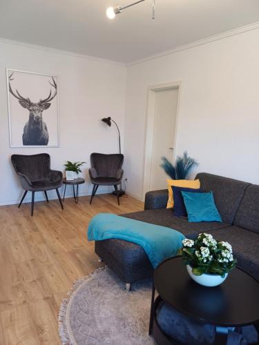 Een zitgedeelte bij Busch Apartment im Zentrum