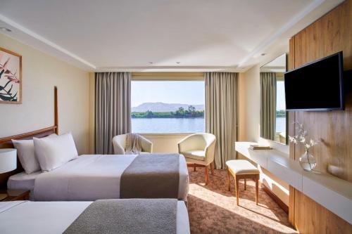 Μια τηλεόραση ή/και κέντρο ψυχαγωγίας στο Mövenpick Royal Lotus Nile Cruise, Every Monday Four Nights From Luxor, Every Friday Three Nights From Aswan - Including Excursions & Sightseeing