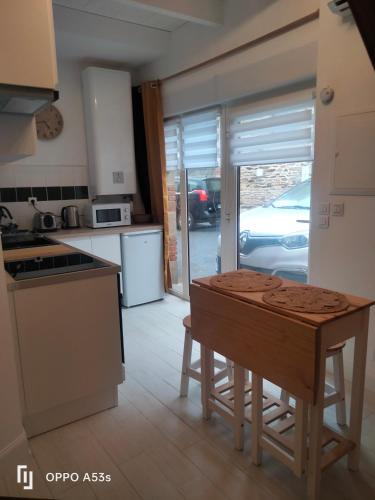une cuisine avec une petite île au milieu dans l'établissement Appartement centre lannion, à Lannion