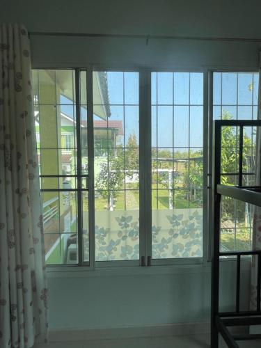 a window with a view of a yard at Ray's in Ban Phae Buak Ha