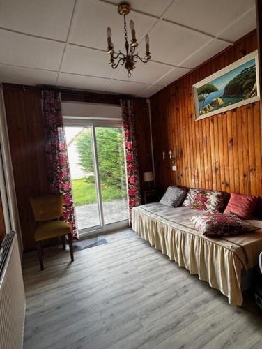 une chambre avec un lit et une grande fenêtre dans l'établissement Villa DOMINO, à Quend-Plage