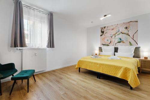 ein weißes Schlafzimmer mit einem gelben Bett und einem Fenster in der Unterkunft ROTH Apartments Solingen-HBF in Solingen