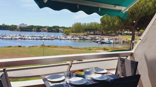 Au Bord du Lac & Golf avec Parking privé Clim Wifi - 4 personnes - ROSSIconciergerie - Linge inclus