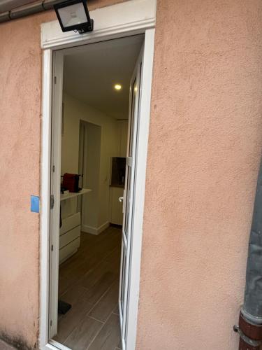 une porte menant à une chambre avec une cuisine dans l'établissement Palais des festivals Studio meublé, à Cannes