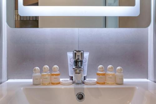 - un mixeur assis sur un lavabo dans la salle de bains dans l'établissement TBS 311 - Charming studio in the heart of Paris, à Paris