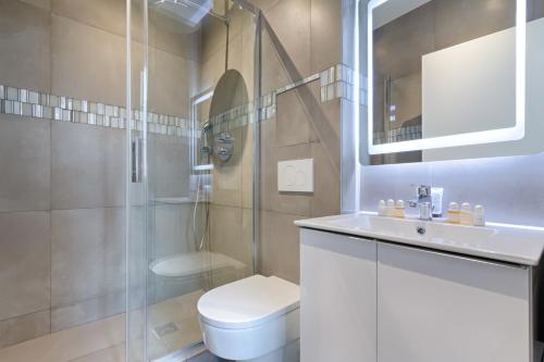 une salle de bain avec une douche, des toilettes et un lavabo dans l'établissement TBS 311 - Charming studio in the heart of Paris, à Paris